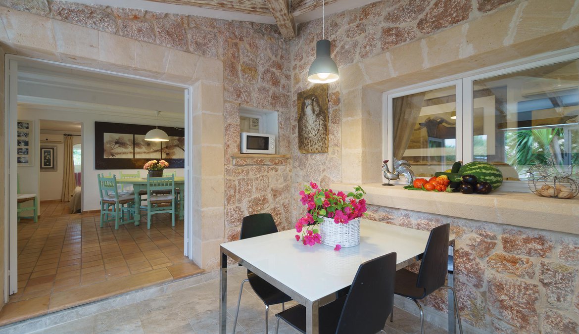 outdoor breakfast area