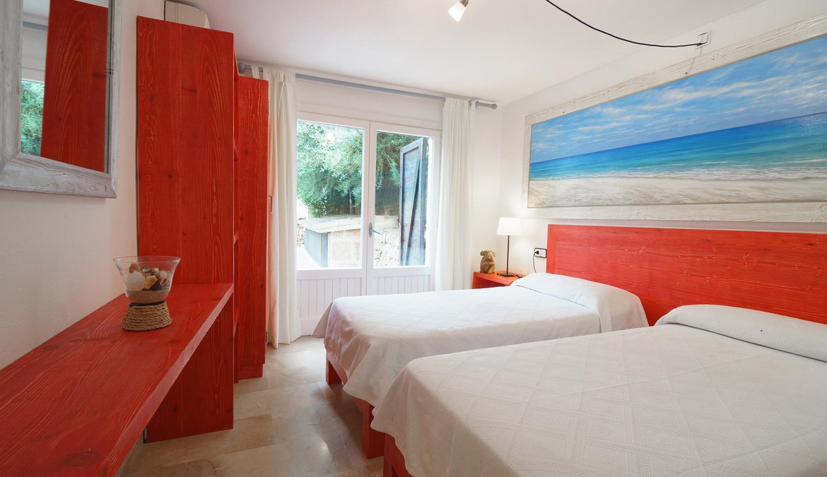 Twin bedroom
