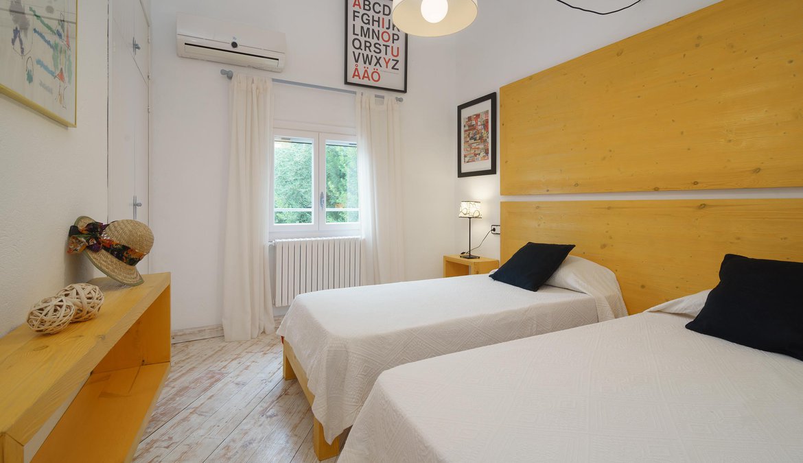 Twin bedroom