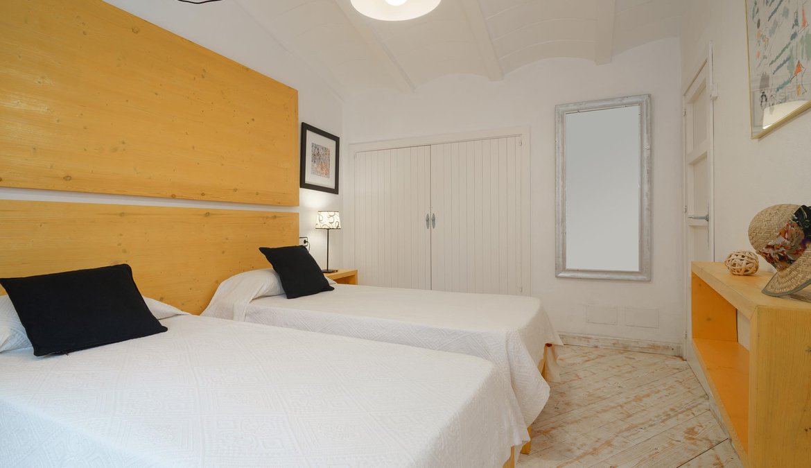 Twin bedroom