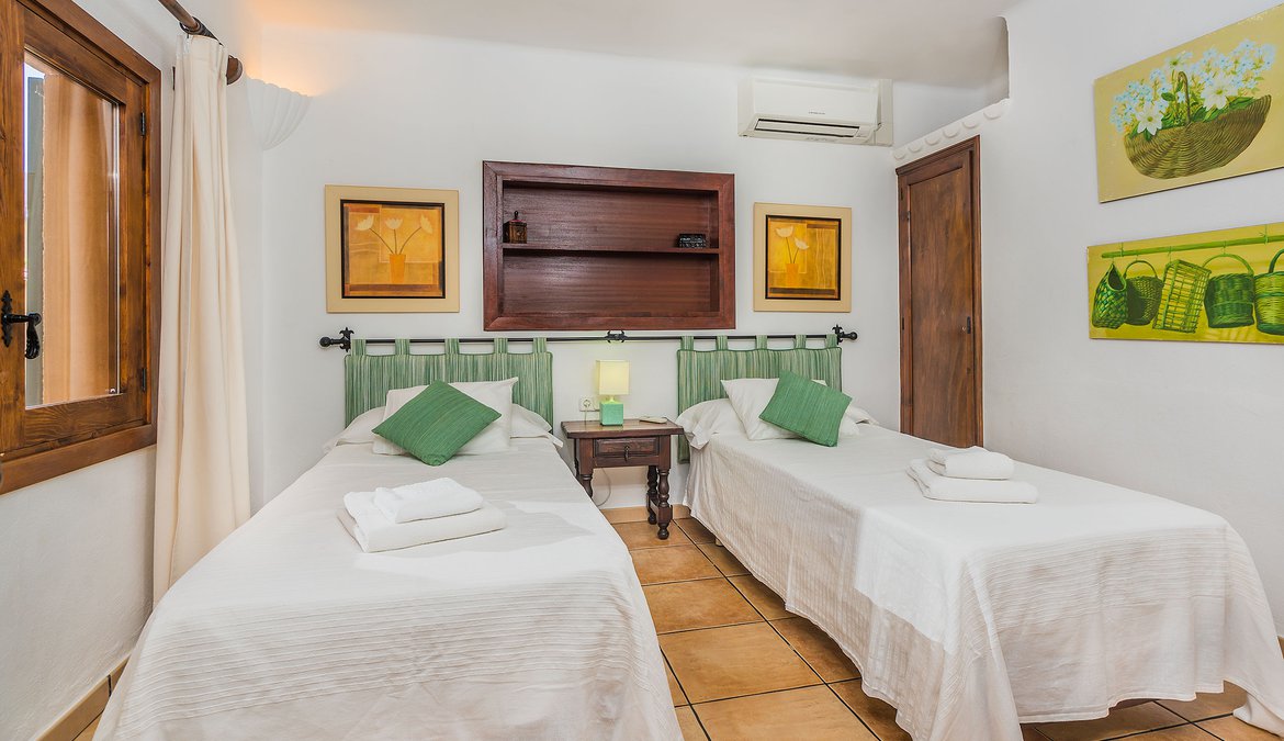 Twin bedroom
