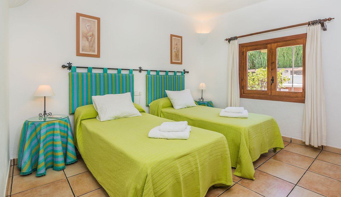Twin bedroom