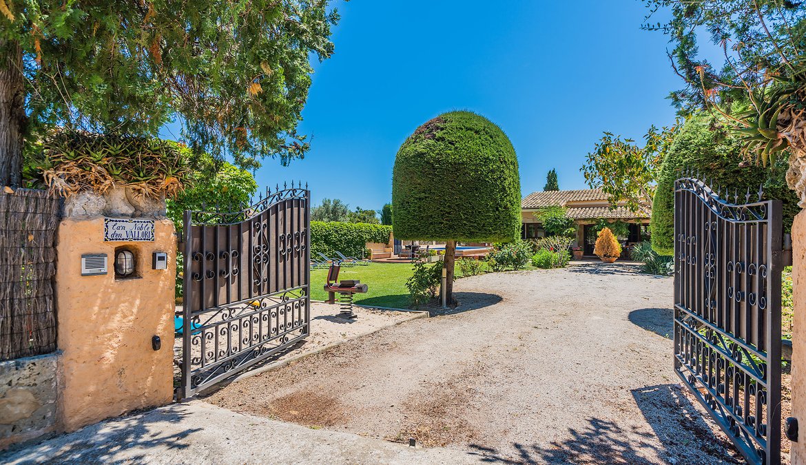 Entrance gate