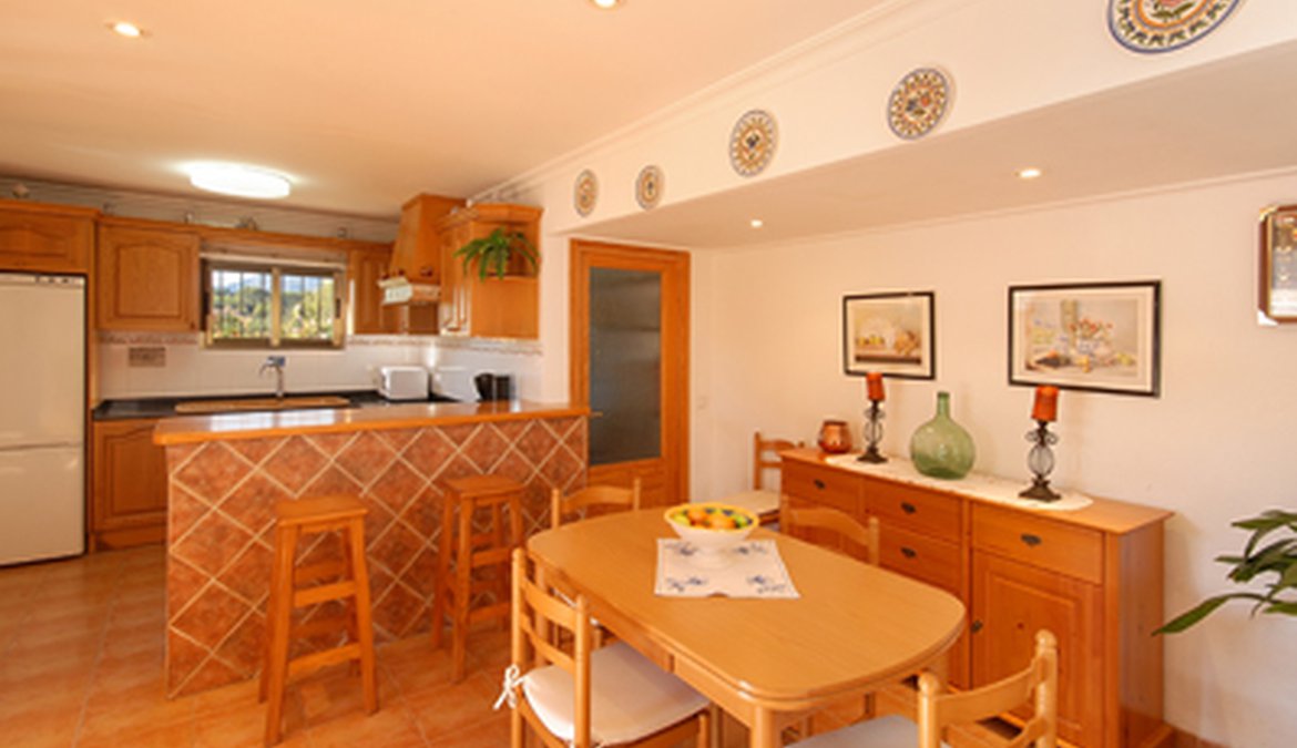 Kitchen and breakfast area